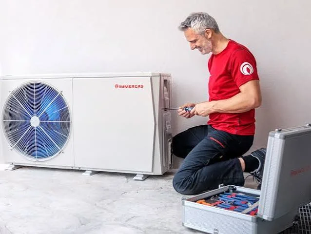 Tecnico al lavoro su una pompa di calore
